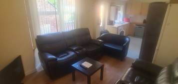 Terraced house to rent in Rothesay Avenue, Nottingham NG7