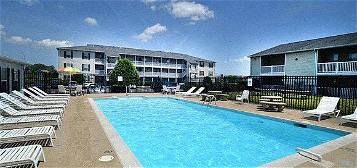 Crystal Lake Apartments, 5535 E Virginia Beach Blvd, Norfolk, VA 23502