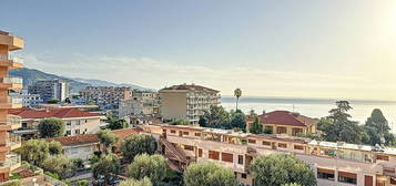 Deux pièces avec vue mer avec loggia et garage, en étage élevée à deux pas de la mer