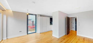 Flat to rent in Halliford Street, London N1, London,