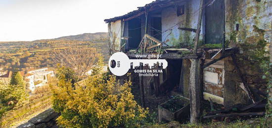 Duas moradias para recuperar com terreno de 1240m2