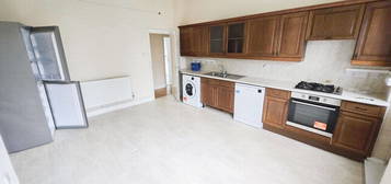 Flat to rent in Amhurst Road, Hackney E8