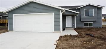 31 26th St SW, Watertown, SD 57201