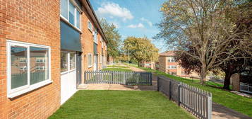 Flat to rent in Longland Way, High Wycombe HP12