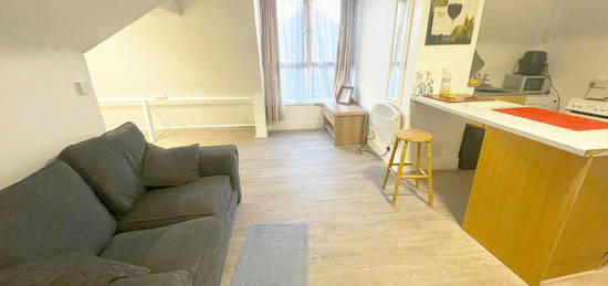 Studio to rent in Thornbury Avenue, Shirley, Southampton SO15