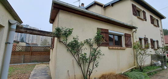 A Maromme, secteur calme et résidentiel, maison jumelée avec garage, jardin et dépendance