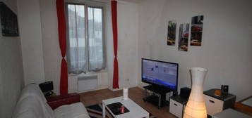 A louer appartement simple et fonctionnel Rue Pasteur Centre Ville