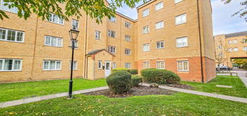 Flat for sale in Wellington House, Gidea Park RM2