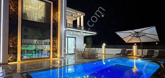 Villac Onur'dan Didim Merkezde Satlk Lx 4+1 Ayr Mutfakl Full Eyal Villa