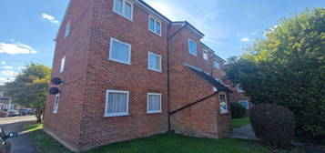 Flat to rent in Swans Hope, Loughton IG10