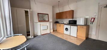 Studio to rent in Elphinstone Road, Southsea PO5