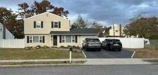 3 Plaza Ln, Selden, NY 11784