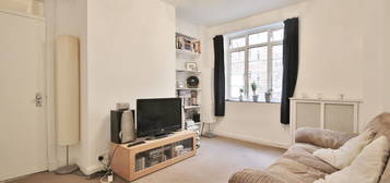 Flat to rent in Latymer Court, Hammersmith Road, Hammersmith W6