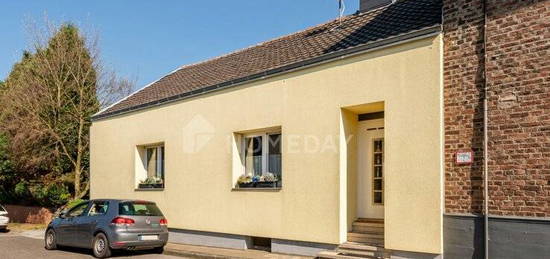 Charmantes Einfamilienhaus mit einladender Terrasse und malerischem Hof