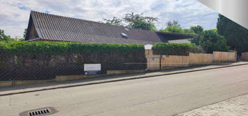 IDYLLISCHE LAGE | Teilrenovierter Bungalow mit riesiger Garage