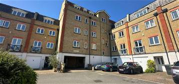 Flat to rent in The Piazza, Eastbourne BN23