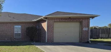 951 Lake Dr, Grand Prairie, TX 75051