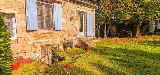 Belle MAISON en pierre avec JARDIN, DEPENDANCES et GARAGE dans le cœur historique du VILLAGE