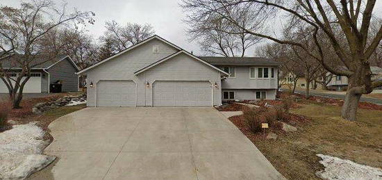 7000 Derby Dr, Chanhassen, MN 55317