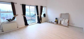 Flat to rent in Cockfosters Road, Barnet EN4