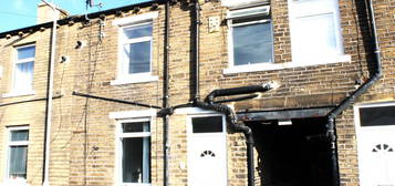 Terraced house to rent in Chapel Terrace, Bradford BD15