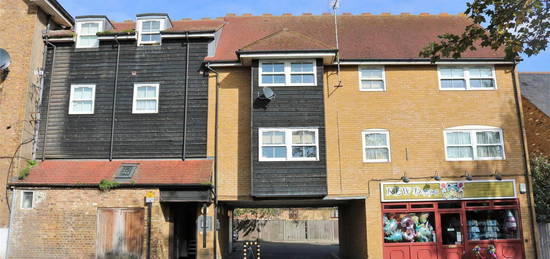 Flat to rent in High Street, Hoddesdon, Herts EN11