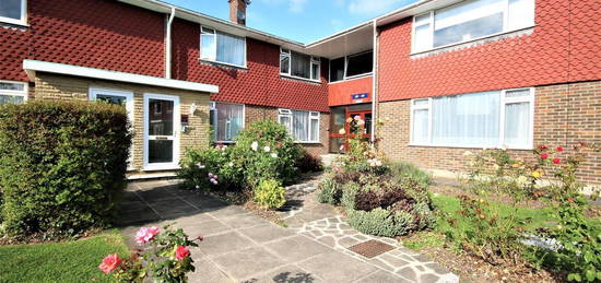 Flat to rent in Fairgreen Court, Fairgreen, Cockfosters, Barnet EN4