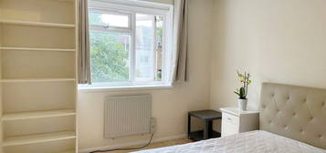 Room to rent in Rockley Court, London W14