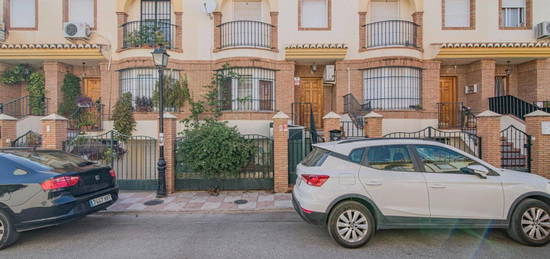 Chalet adosado en venta en calle Platero