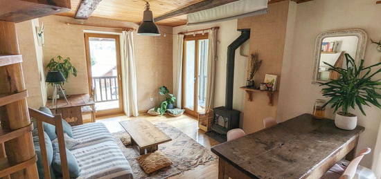 Bel appartement à louer à l'année à Pelvoux - 2 chambres - Poele a bois - Parc national des Écrins