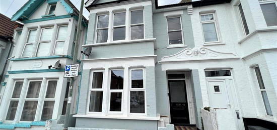 Flat to rent in Holland Road, Westcliff-On-Sea SS0