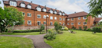 Flat to rent in Belmont Road, Leatherhead KT22