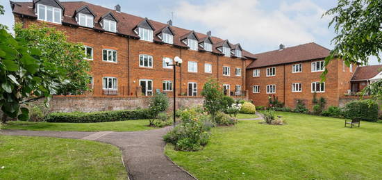 Flat to rent in Belmont Road, Leatherhead KT22