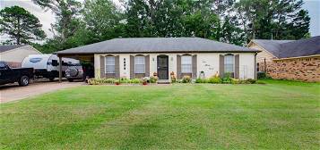 8208 Chesterfield Dr, Southaven, MS 38671