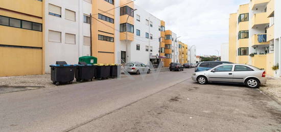 T3 em 1º andar com arrecadação e parqueamento na Vila Verde em Alhos V