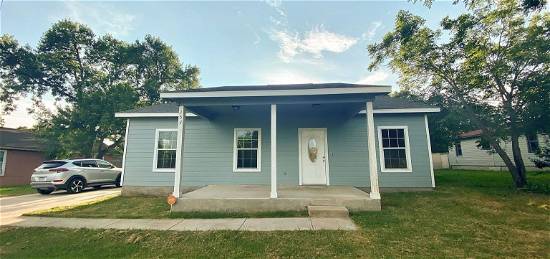 153 Ivy Ave, Luling, TX 78648