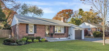 16 W Masem Sq, East Patchogue, NY 11772