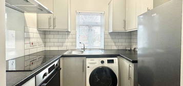 Flat to rent in Park Street, Slough SL1