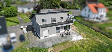 Modernes Wohnen in Kirchhain-Anzefahr: Einfamilienhaus mit Einliegerwohnung und Panoramablick