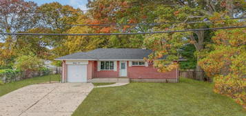 22 Paula Blvd, Selden, NY 11784