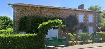 Maison en pierre avec grange attenante. Agréable jardin