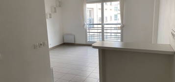 ROSNY SOUS BOIS BOIS PERRIER, vends T2 46 m2, 4ème étage sur cour intérieur très calme, avec place de parking , en excellent état, construction récente, immeuble de qualité, disponible immédiatement