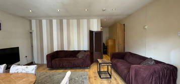 Flat to rent in Hitherbroom Road, Hayes UB3