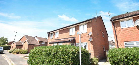 Maisonette to rent in Thatchers Way, Isleworth TW7