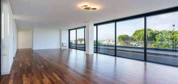 Moradia T3 com rooftop e vista mar para arrendamento no Estoril