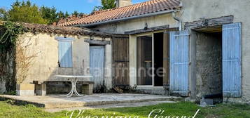 Ancien Corps de ferme de 158 M2 et 247 M2 au sol, avec grange et atelier sur 10 hectares de bois et près