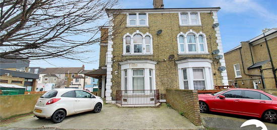 Flat to rent in The Grove, Gravesend, Kent DA12