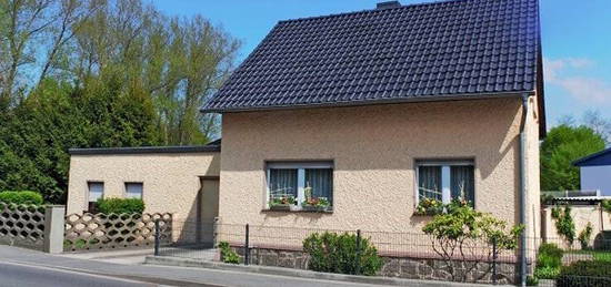 Freistehendes Einfamilienhaus, Garten, Garage