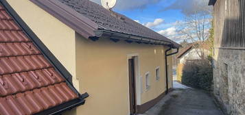 Wohnhaus mit Nebengebäude in Schönbach