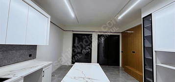 TUVALDEN 1200 EVLERDE CEPHELERİ AÇIK 180M² 3.5+1 ULTRA LÜX DAİRE